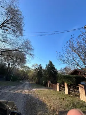 a dirt road with a house on the side at La Hormiga in Santa Rosa de Calamuchita