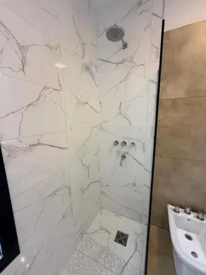 a bathroom with a shower and a sink at Departamento premium con amplio patio en pleno centro de Carlos Paz in Villa Carlos Paz