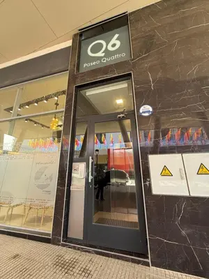 an entrance to a store with the door open at Departamento premium con amplio patio en pleno centro de Carlos Paz in Villa Carlos Paz