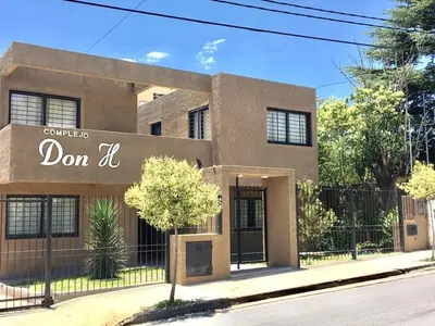 a building with a sign that reads don it at Complejo Don H in Villa Carlos Paz