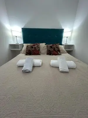 a bedroom with a bed with two towels on it at Apart Geranio, monoambiente en planta baja in Río Cuarto