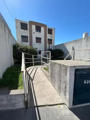 a stairway leading to a building with a building at Apart Geranio, monoambiente en planta baja in Río Cuarto