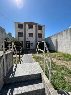 a stairway leading up to a building at Apart Geranio, monoambiente en planta baja in Río Cuarto