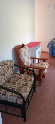 a living room with two chairs and a table at Hospedaje Miraflor in Cerro de Oro