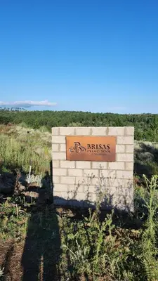 a sign that says on top of a wall at Brisas de la Cayana Cabaña Villa Alpina in Villa Alpina