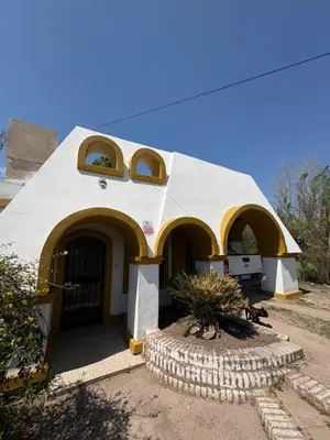 a small house with a dome roof at Casa La Tranquilidad in La Porteña