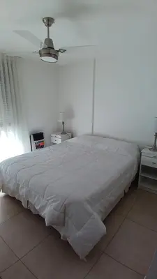 a white bed in a bedroom with a ceiling at Cordoba temporario in Cordoba