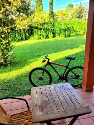 a bike parked next to a table and a picnic table at Cabañas El Paso in Villa del Dique