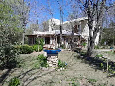 a house with a large blue planter in the yard at Rafael Arcangel in Nono