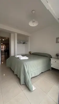 a bedroom with a green bed in a room at Departamento tres dormitorios excelente ubicación Nueva Córdoba in Cordoba