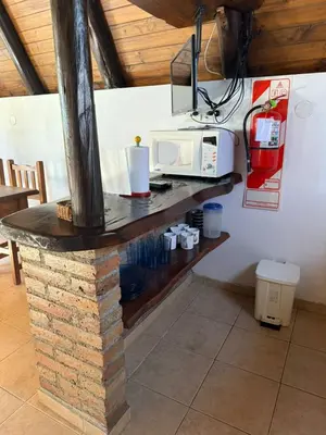 a microwave sitting on a counter in a kitchen at Cabañas Pindahue - Alojamineto Epehuen in Villa Carlos Paz