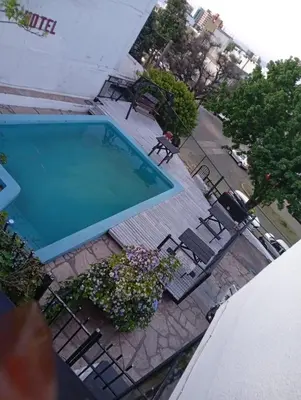 an overhead view of a swimming pool with chairs at Hotel inti huasi in Villa Carlos Paz