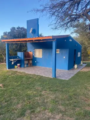 a blue building with a sink in a yard at La Herminda Casas de Campo in Nono