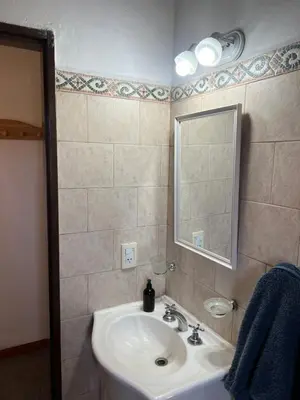 a bathroom with a sink and a mirror at La mejor vista in Villa General Belgrano
