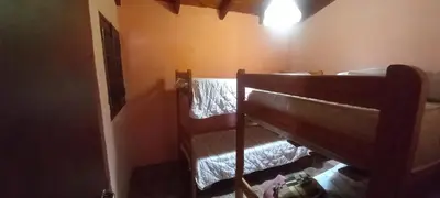 a bedroom with two bunk beds in a room at Cabaña Cerca del rio Cabalango in Cavalango