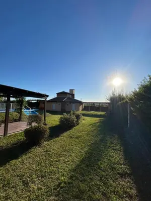 a grassy yard with the sun in the sky at Agosto 23 in Mina Clavero