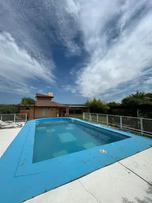 a large blue swimming pool on top of a house at Agosto 23 in Mina Clavero