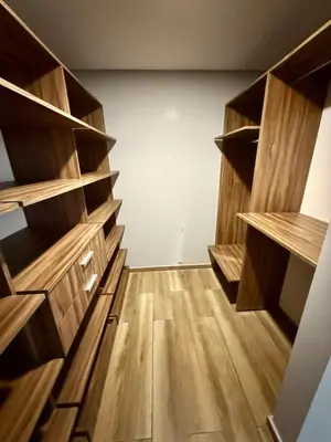 an empty room with wooden shelves and wooden floors at Alojamiento entero para 8 personas Belgrano Park in Cordoba
