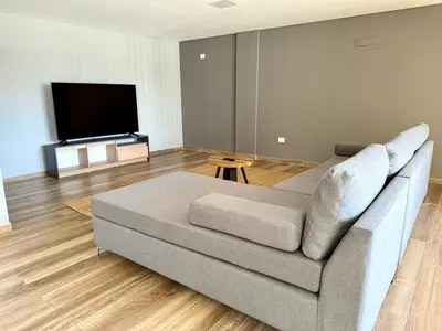 a living room with a couch and a flat screen tv at Alojamiento entero para 8 personas Belgrano Park in Cordoba