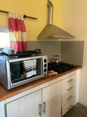 a microwave sitting on a counter in a kitchen at Sonidos del Silencio in Las Rabonas