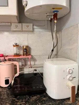 a microwave and a toaster on a kitchen counter at Urban loft in Cordoba