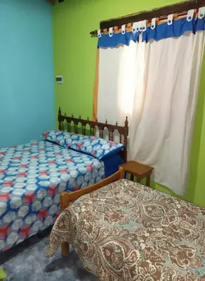 a bedroom with two twin beds and a window at Cabaña para 8 en Arroyo de los Patos in Arroyo de Los Patos