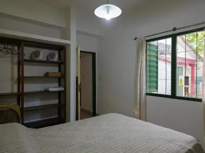 a bedroom with a bed and a window at Alojamiento Arroyo de los Patos in Arroyo de Los Patos
