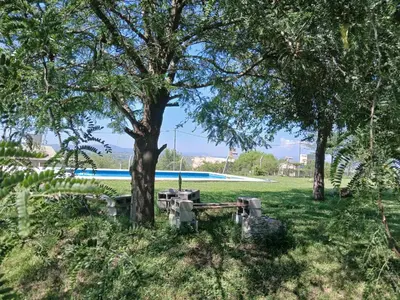 a picnic table under a tree in a park at cabaña Mirador in Bialet Massé
