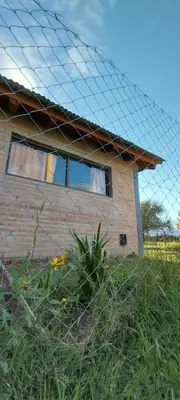 a building behind a wire fence in a field at La Serranita in Panaholma