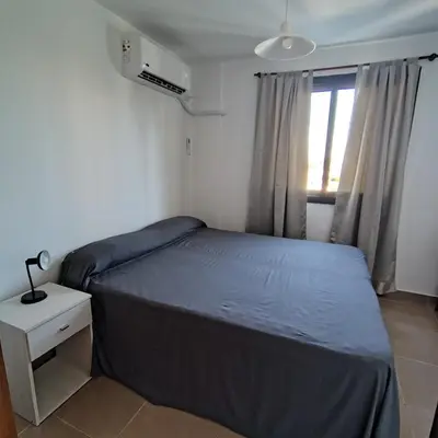 a small bedroom with a bed and a window at 25 de Mayo Clínicas cerca in Cordoba