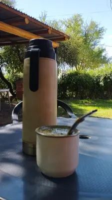 a drink in a pot sitting on a table with a drink at Suite en el corazón de Nono in Nono