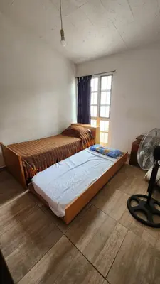 a bedroom with two beds and a window at El Descanso Placentero 3 Habitaciones in Cordoba