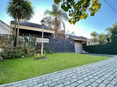 a house with a brick driveway in front of a yard at Gravensteen Urca in Cordoba