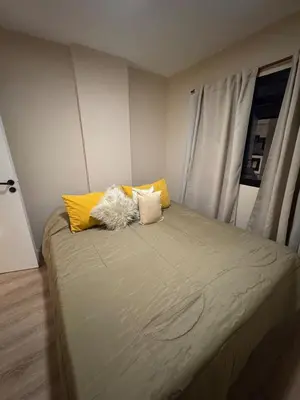 a bedroom with a bed with yellow and white pillows at Central & Comfy Apt in Córdoba in Cordoba