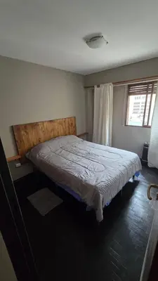 a bedroom with a bed in a room with a window at Elegante Depto 1 dorm pleno centro! in Cordoba