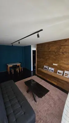 a living room with a couch and a table at Elegante Depto 1 dorm pleno centro! in Cordoba