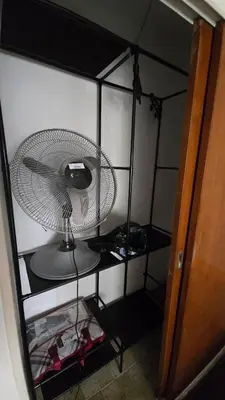 a small room with a fan on a shelf at Elegante Depto 1 dorm pleno centro! in Cordoba