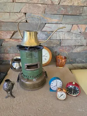a table with a green blender and clocks on it at havendq in Villa General Belgrano