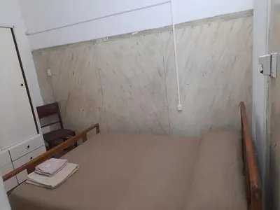 a small room with a bed and a mirror at Departamento por dia in Río Cuarto