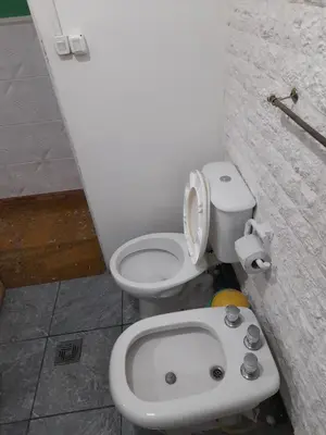a bathroom with a toilet and a sink at Departamento por dia in Río Cuarto