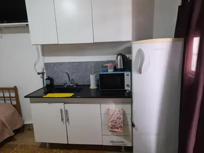 a kitchen with a white refrigerator and a microwave at Departamento por dia in Río Cuarto