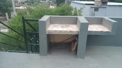 a concrete bench sitting on the side of a building at Departamento en Villa del Lago, Carlos Paz in Villa Carlos Paz