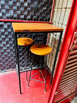 a table and two stools sitting at a table at Encantador departamento en Güemes in Cordoba