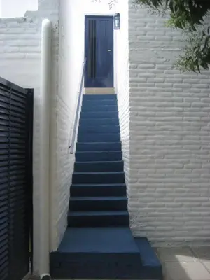 a stairway leading up to a building with a door at casa 8 personas in Mina Clavero