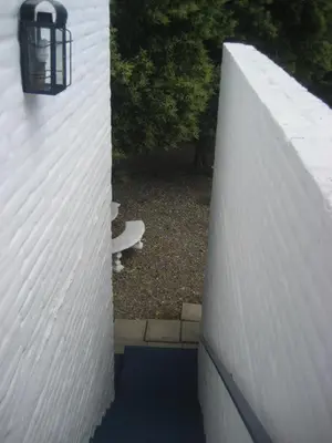 an overhead view of a white wall with a bench at casa 8 personas in Mina Clavero