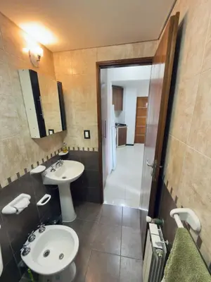 a bathroom with two sinks and a shower at Guten Morgen VCP in Villa Carlos Paz