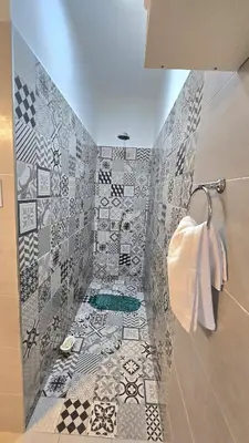 a bathroom with a tiled shower with a towel at Las Nalichas in Villa Carlos Paz