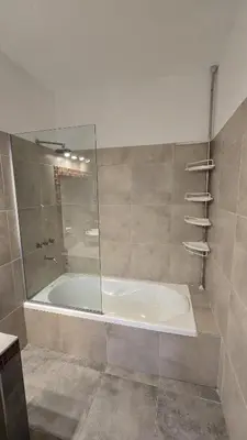 a bathroom with a tub and a glass shower at Las Nalichas in Villa Carlos Paz