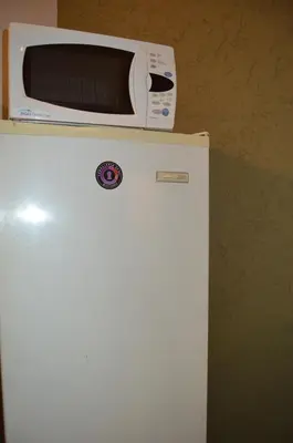 a microwave sitting on top of a refrigerator at Apartamento del Sol para 5 in Villa Carlos Paz