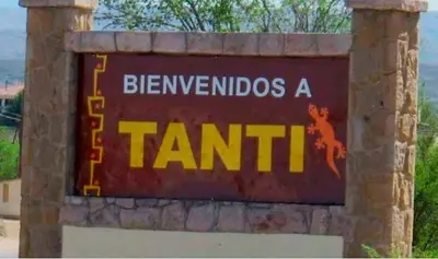 a sign that reads benvimos a tantilla at Rincón de Nina in Tanti
